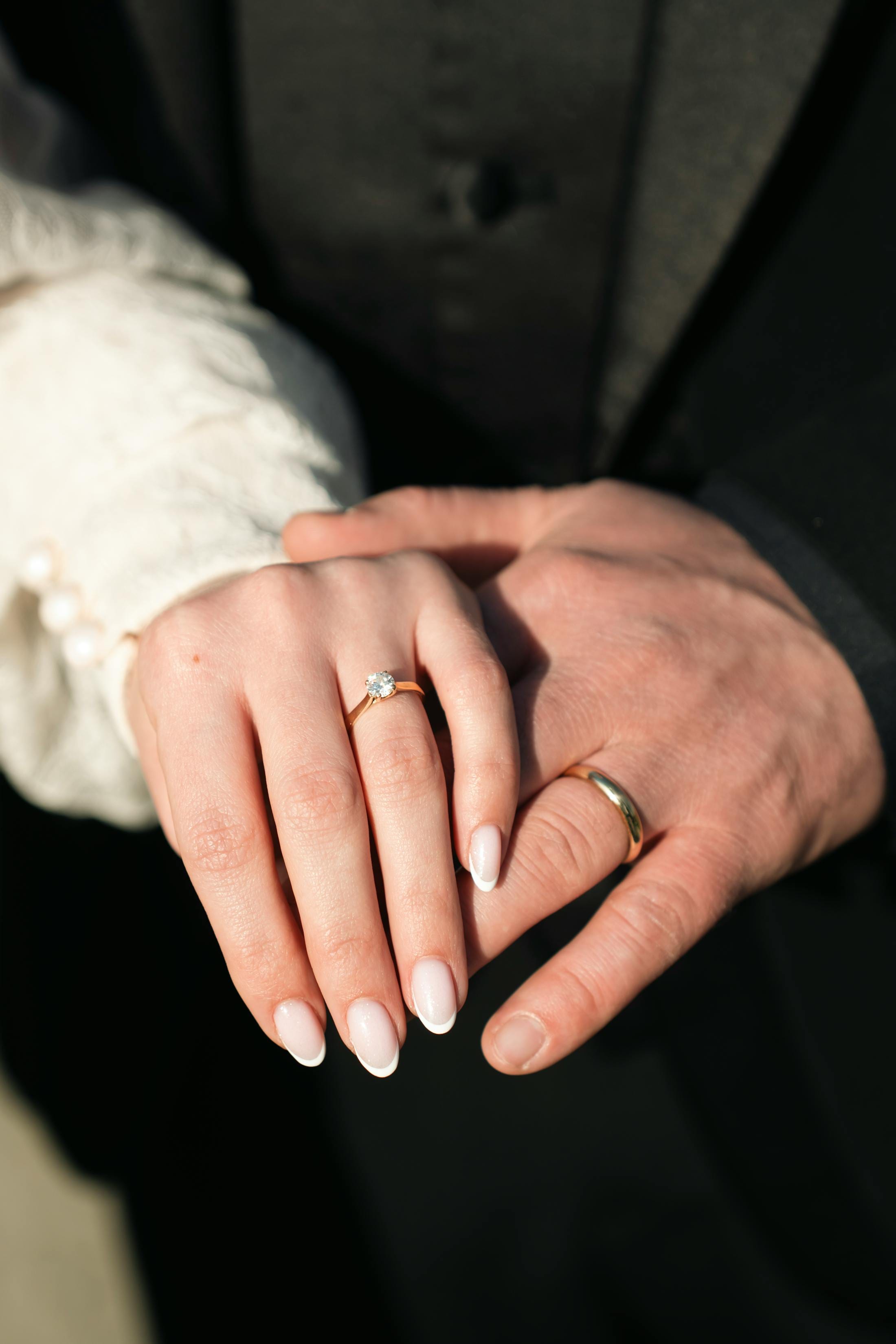 Jeweller showing different wedding ring widths and profiles on a tray